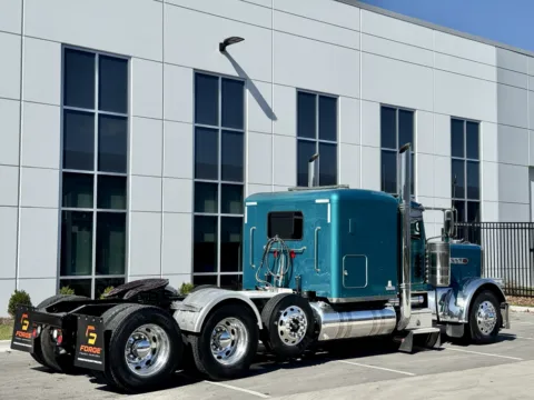 More photos of 2016 PETERBILT 389 at Forge Truck Centers - Illinois, IL