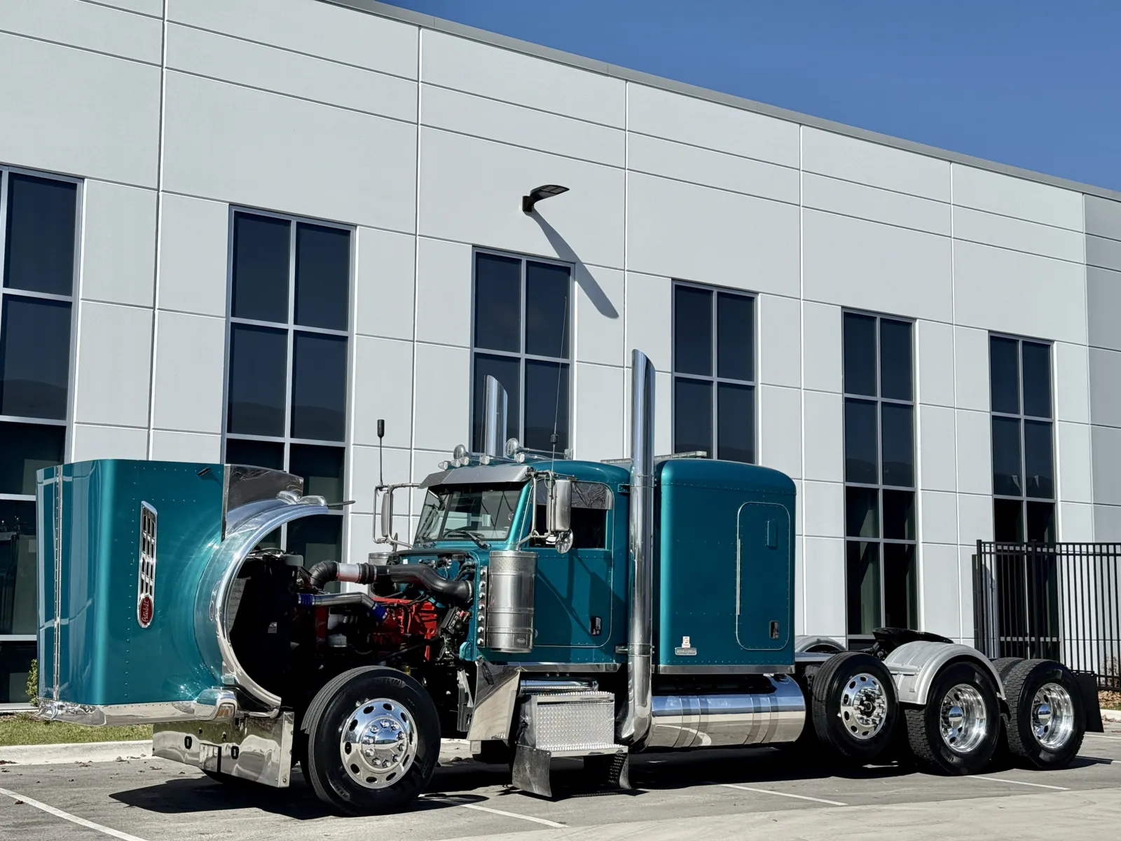 2016 Peterbilt 389 - image 10