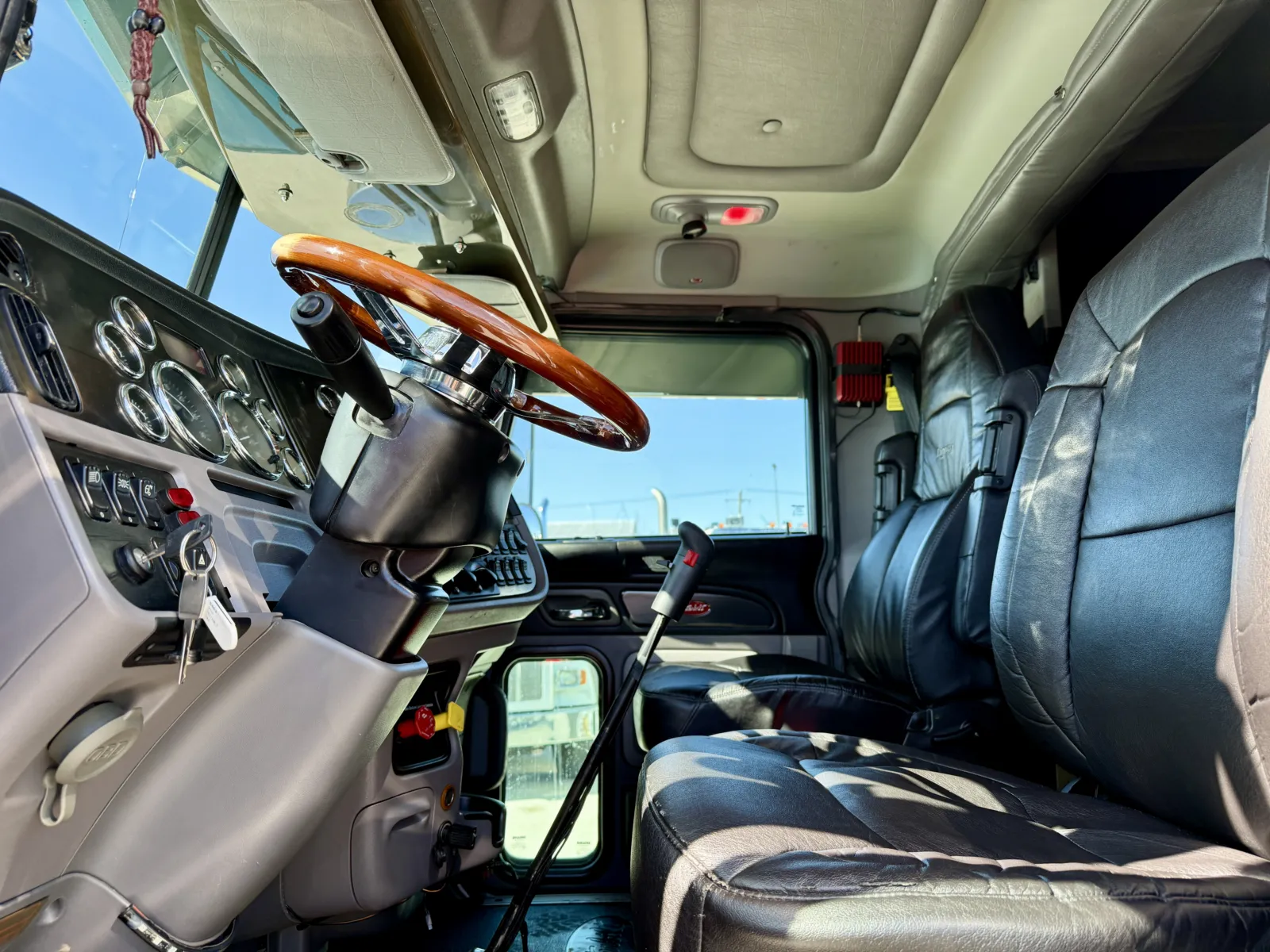 2016 Peterbilt 389 - image 14