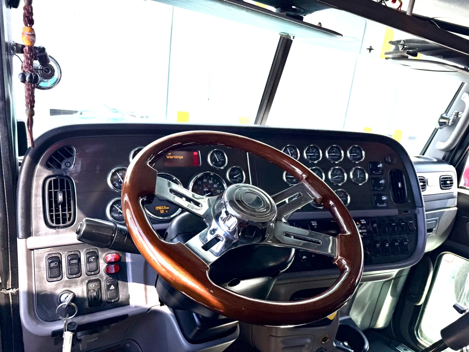 2016 Peterbilt 389 - image 15