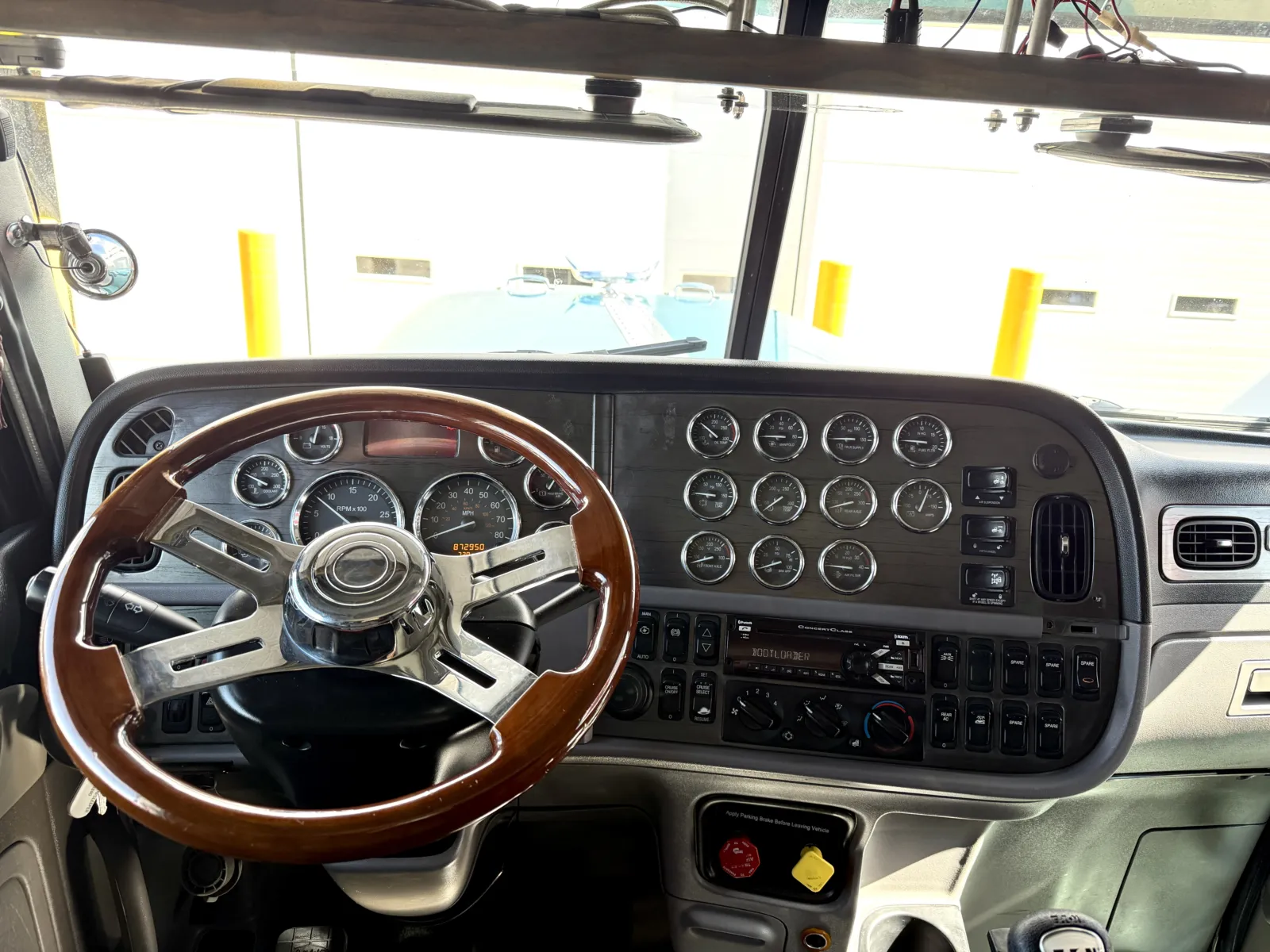 2016 Peterbilt 389 - image 16