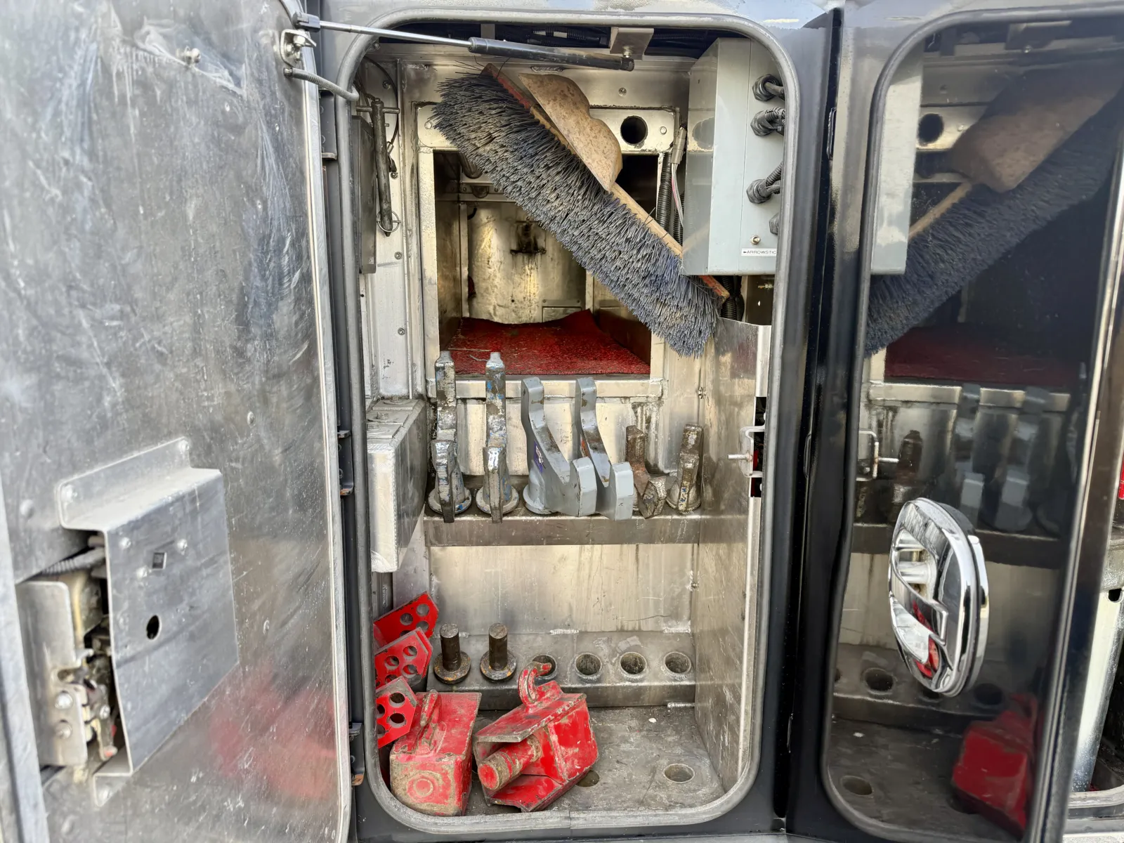 2017 Peterbilt 389 - image 14