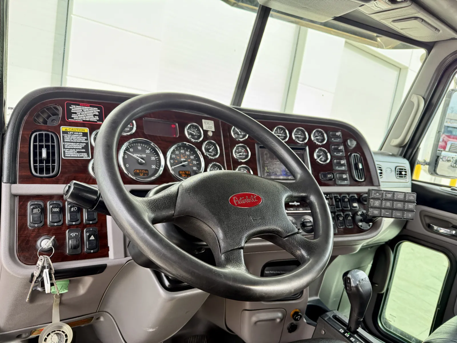 2017 Peterbilt 389 - image 29