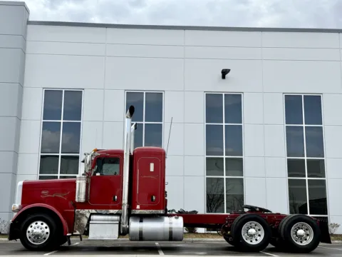 More photos of 2016 PETERBILT 389 at Forge Truck Centers - Illinois, IL