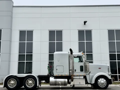 Another view of 2008 PETERBILT 388 for sale in New Lenox, IL at Forge Truck Centers - Illinois