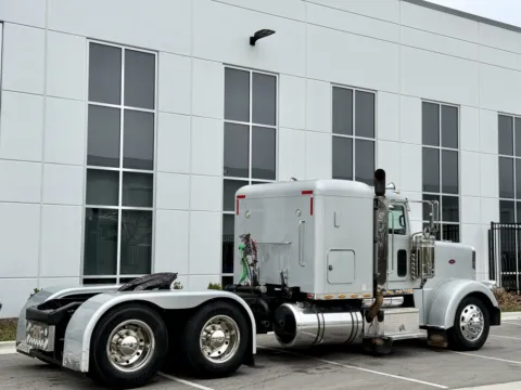 More photos of 2008 PETERBILT 388 at Forge Truck Centers - Illinois, IL