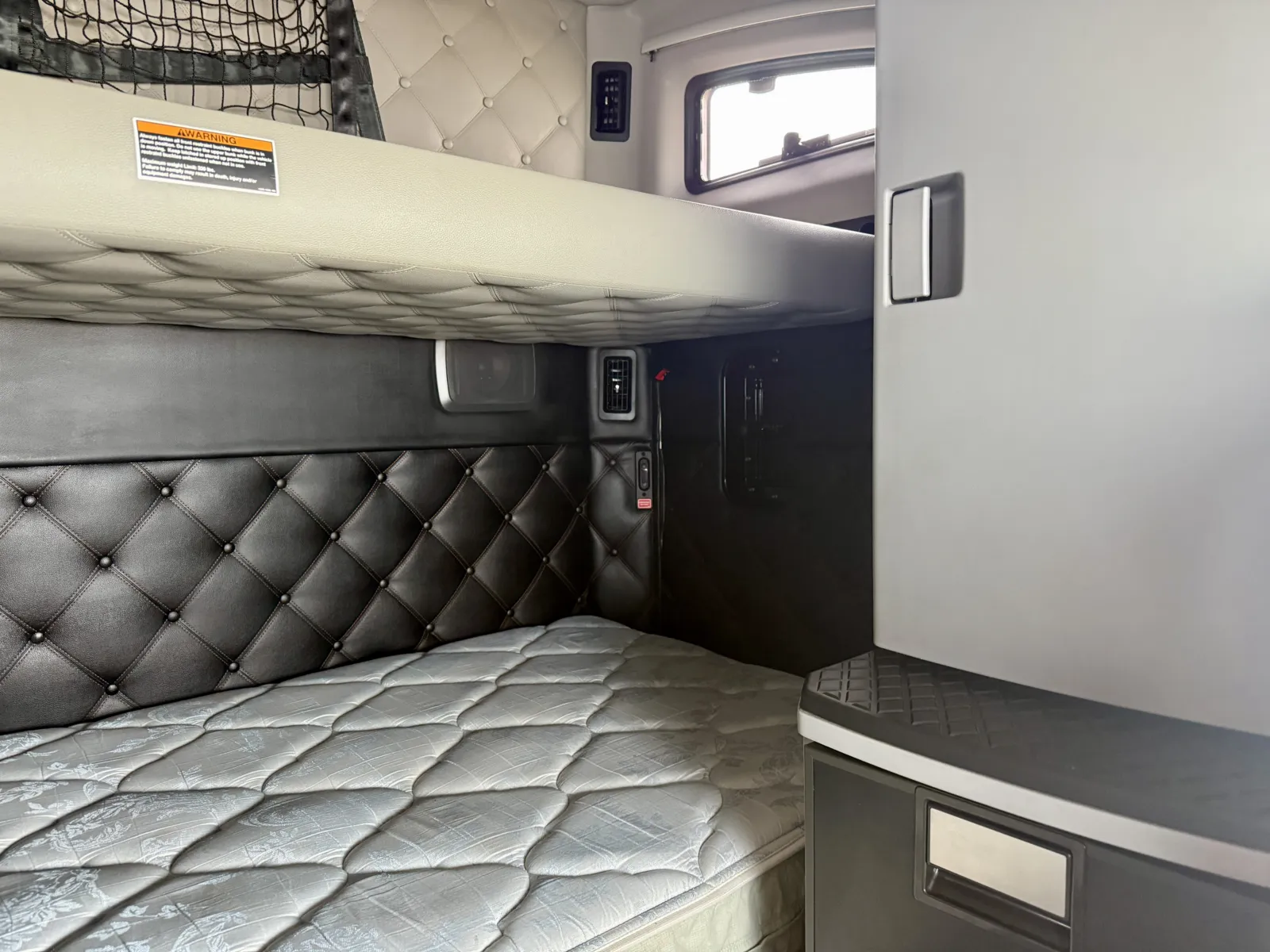 2024 Kenworth W990 - image 24