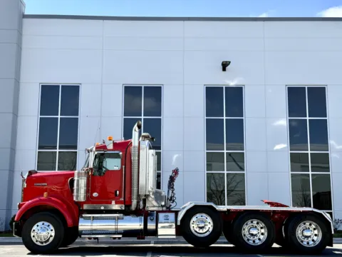 More photos of 2016 KENWORTH W900 at Forge Truck Centers - Illinois, IL