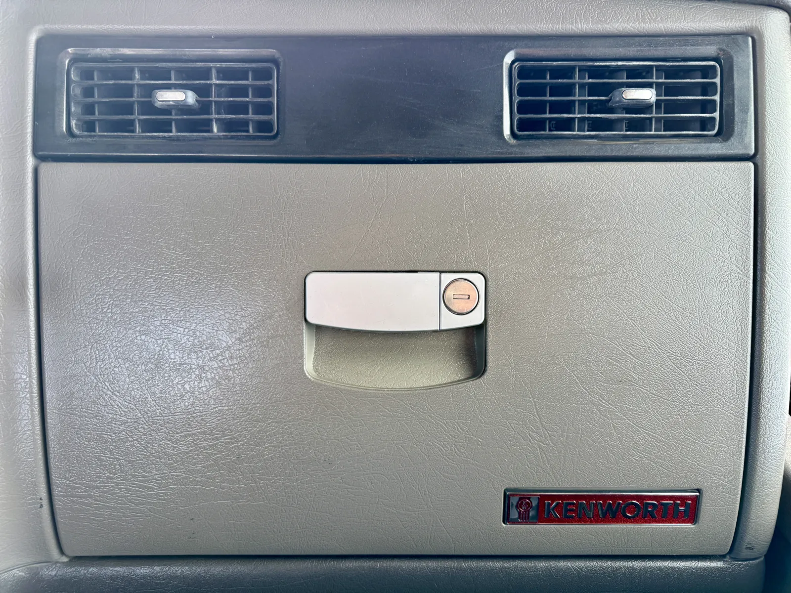 2016 Kenworth W900 - image 19