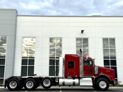 Another view of 2014 KENWORTH T800 for sale in New Lenox, IL at Forge Truck Centers - Illinois