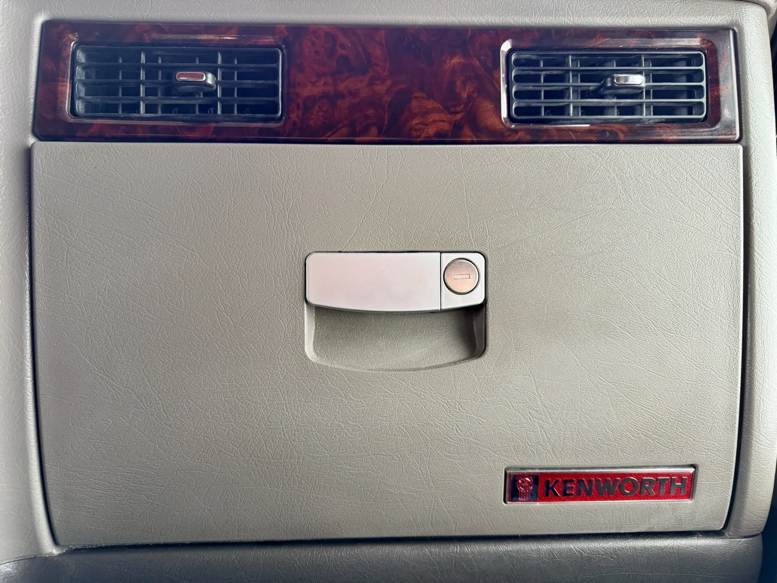 2014 Kenworth T800 - image 19