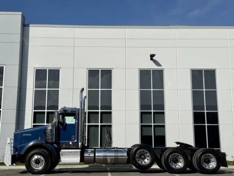 More photos of 2012 KENWORTH T800 at Forge Truck Centers - Illinois, IL