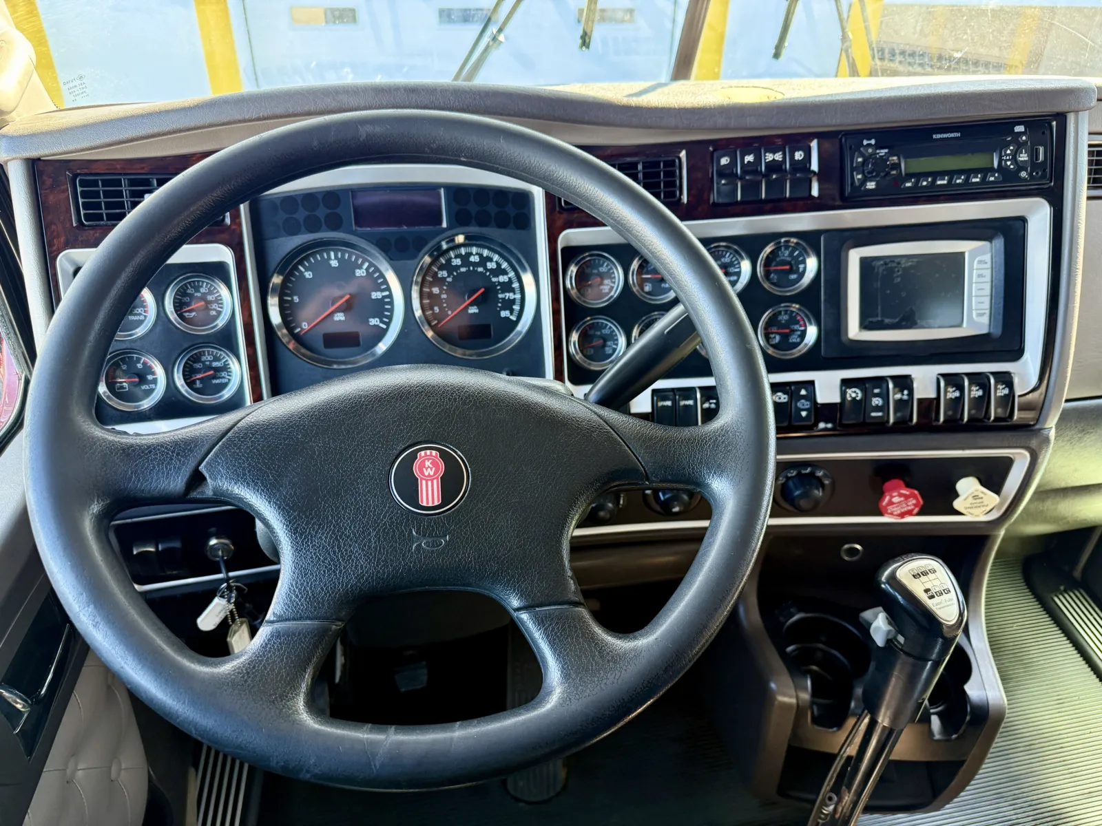 2012 Kenworth T800 - image 16