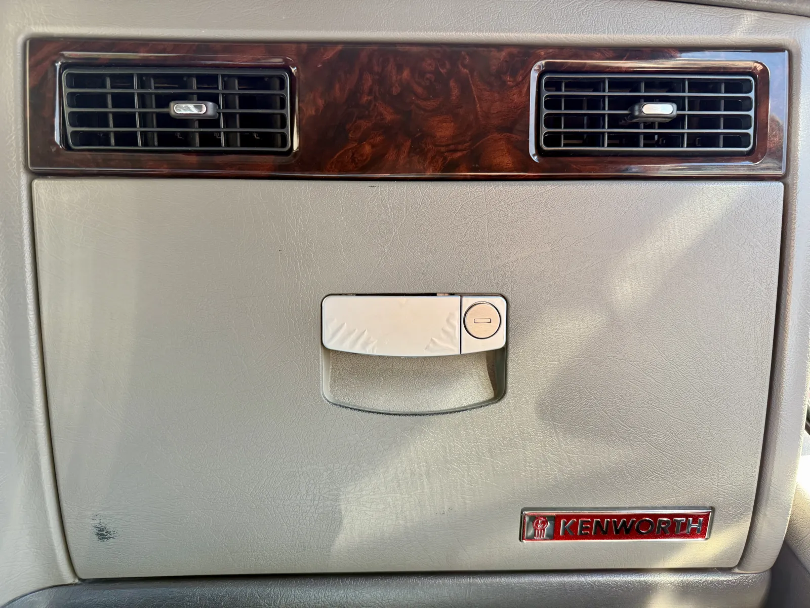 2012 Kenworth T800 - image 19