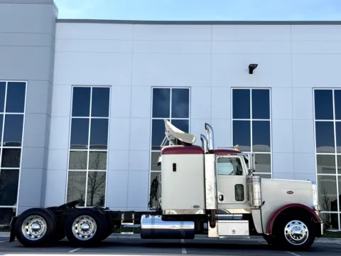 Another view of 2008 PETERBILT 388 for sale in New Lenox, IL at Forge Truck Centers - Illinois