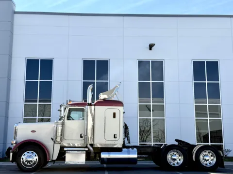 More photos of 2008 PETERBILT 388 at Forge Truck Centers - Illinois, IL