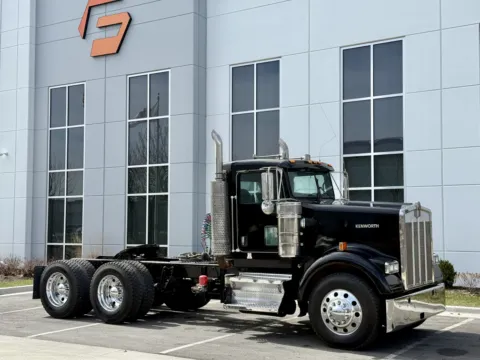 Photos of 2007 KENWORTH W900 for sale in New Lenox, IL at Forge Truck Centers - Illinois