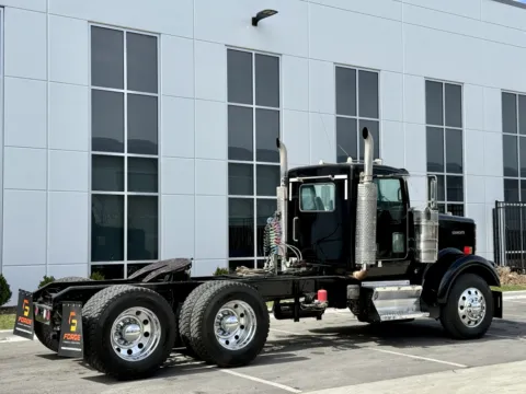 More photos of 2007 KENWORTH W900 at Forge Truck Centers - Illinois, IL