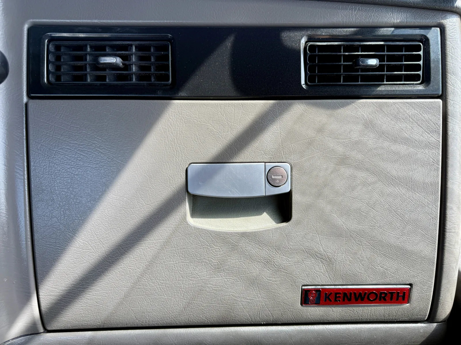 2007 Kenworth W900 - image 19