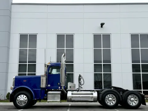 More photos of 2022 PETERBILT 389 at Forge Truck Centers - Illinois, IL
