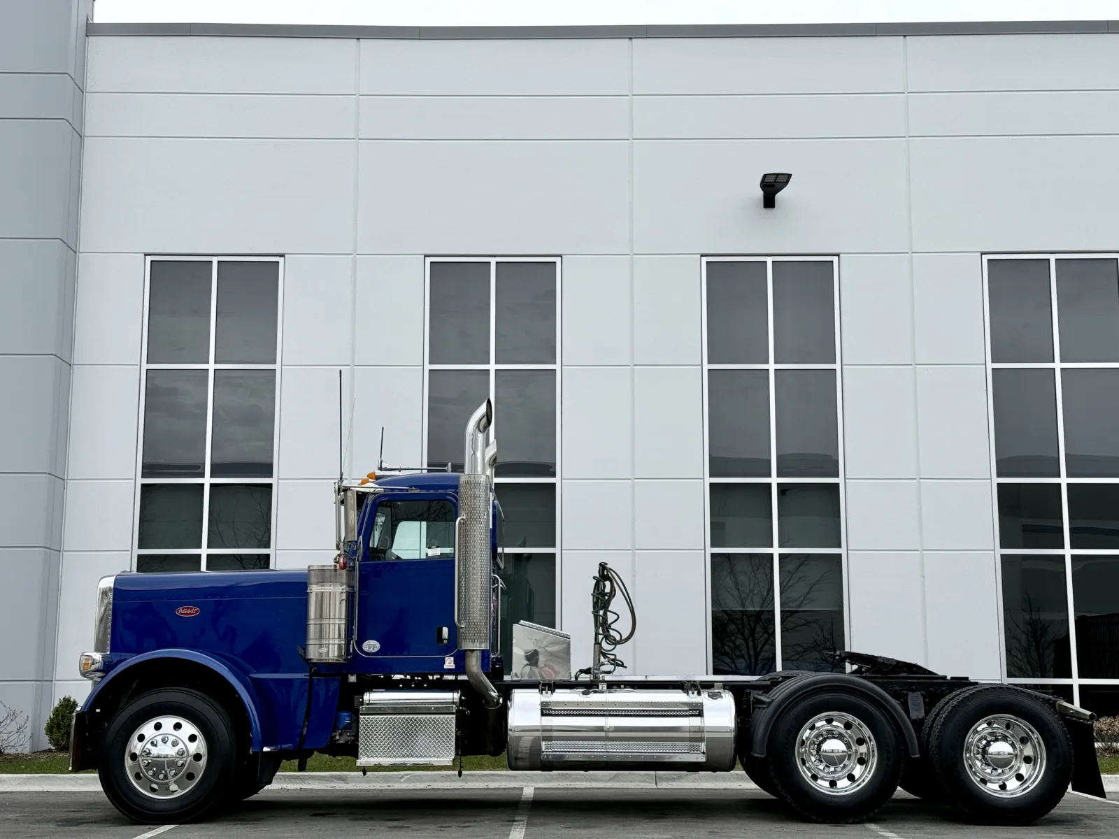 2022 Peterbilt 389 - image 4