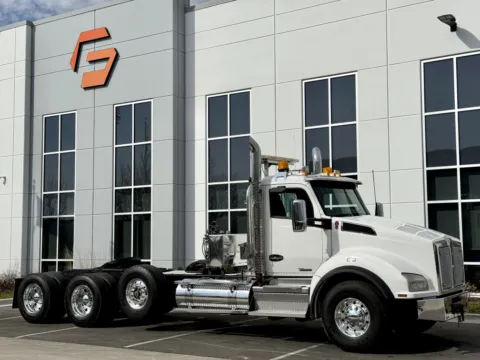 Photos of 2019 KENWORTH T880 for sale in New Lenox, IL at Forge Truck Centers - Illinois