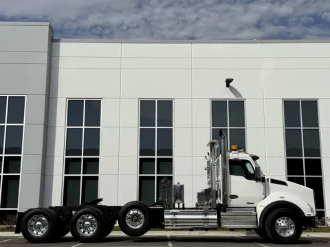 Another view of 2019 KENWORTH T880 for sale in New Lenox, IL at Forge Truck Centers - Illinois