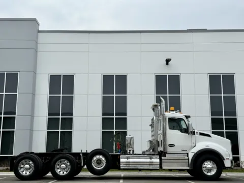 Another view of 2019 KENWORTH T880 for sale in New Lenox, IL at Forge Truck Centers - Illinois
