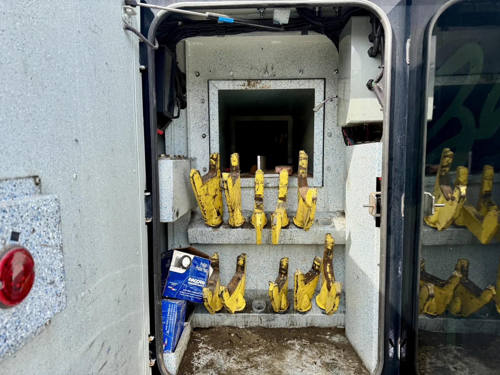 2018 Peterbilt 389 - image 14