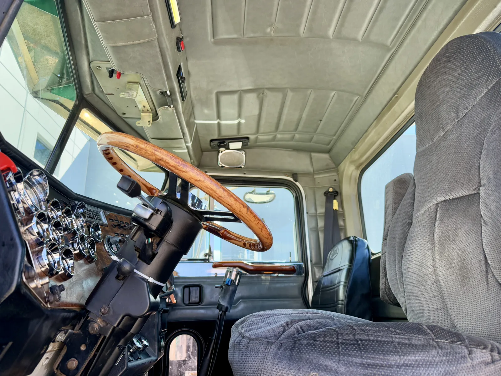 1998 Peterbilt - image 14