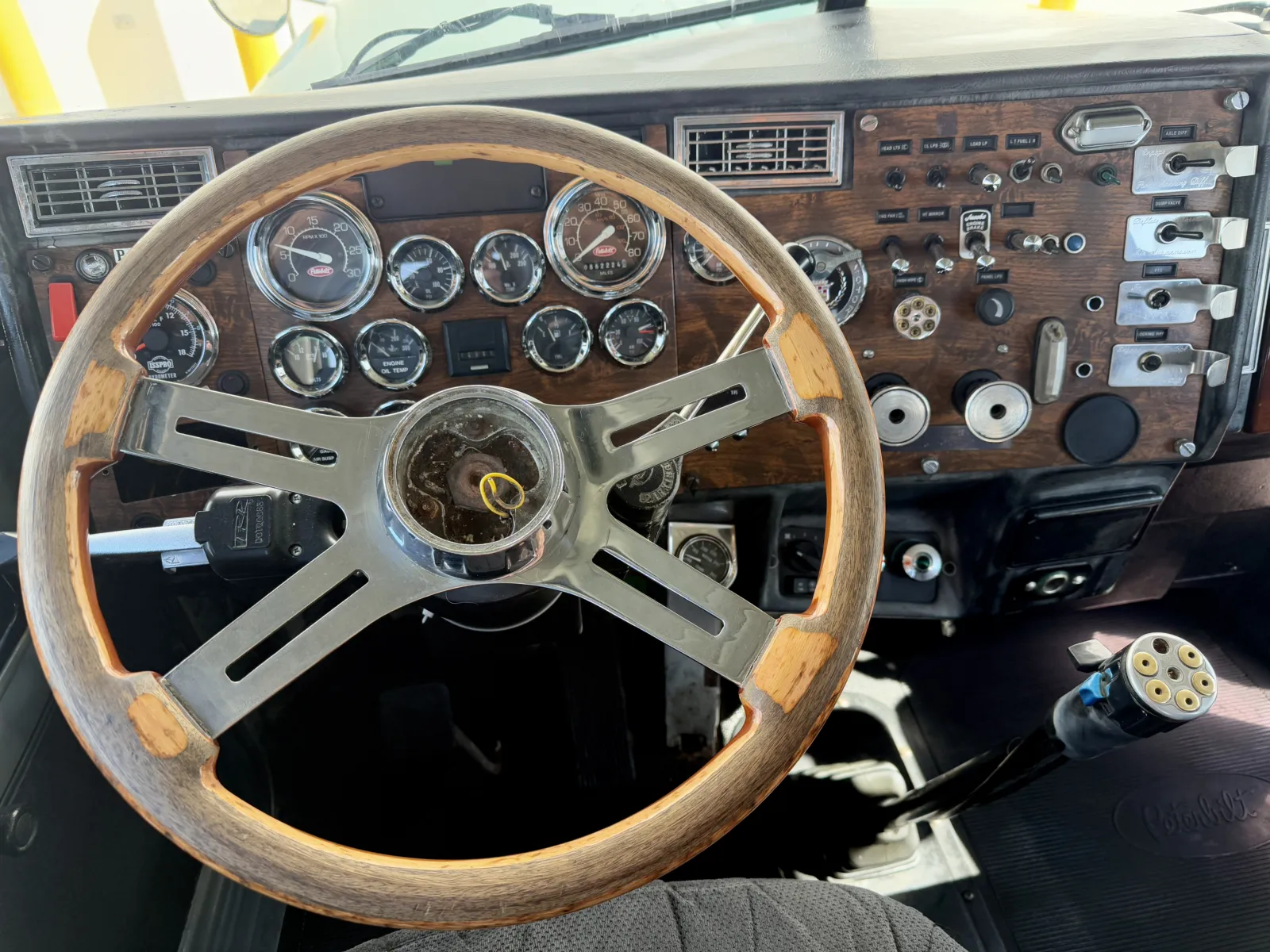 1998 Peterbilt - image 16