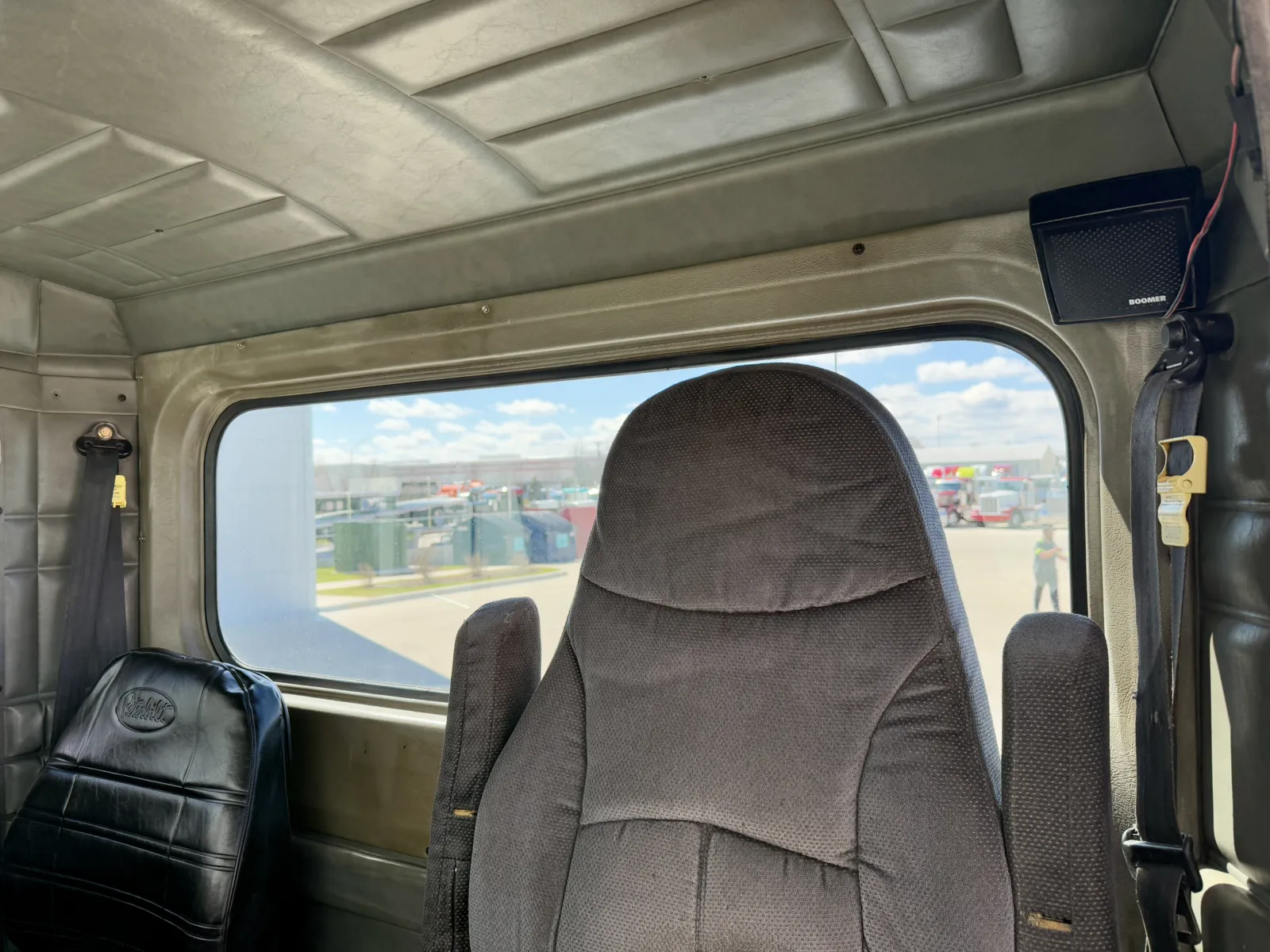 1998 Peterbilt - image 20