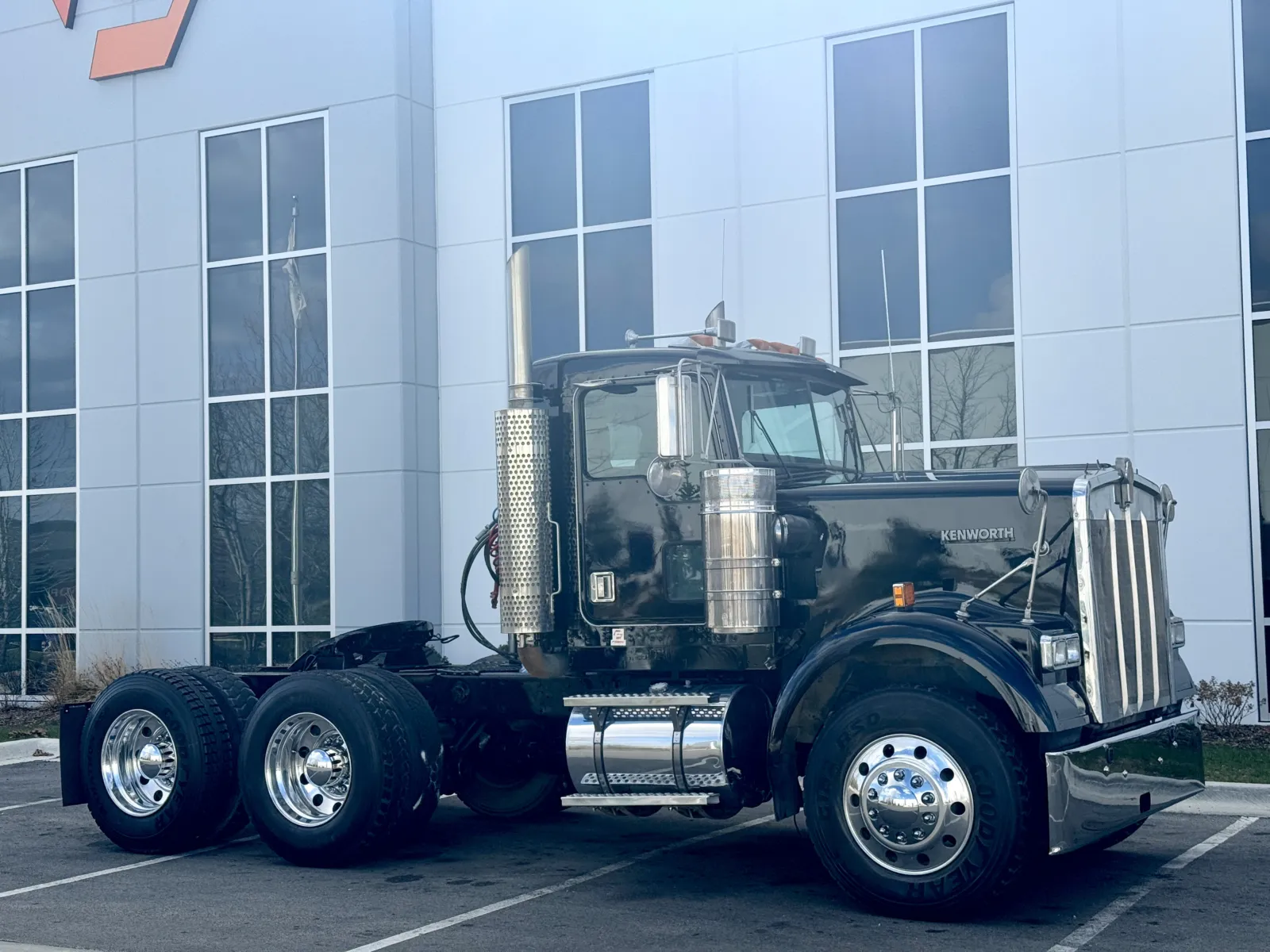 1999 Kenworth W900 - image 2