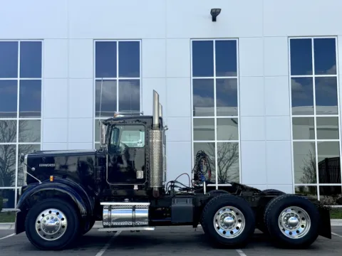 More photos of 1999 KENWORTH W900 at Forge Truck Centers - Illinois, IL