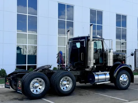 More photos of 1999 KENWORTH W900 at Forge Truck Centers - Illinois, IL