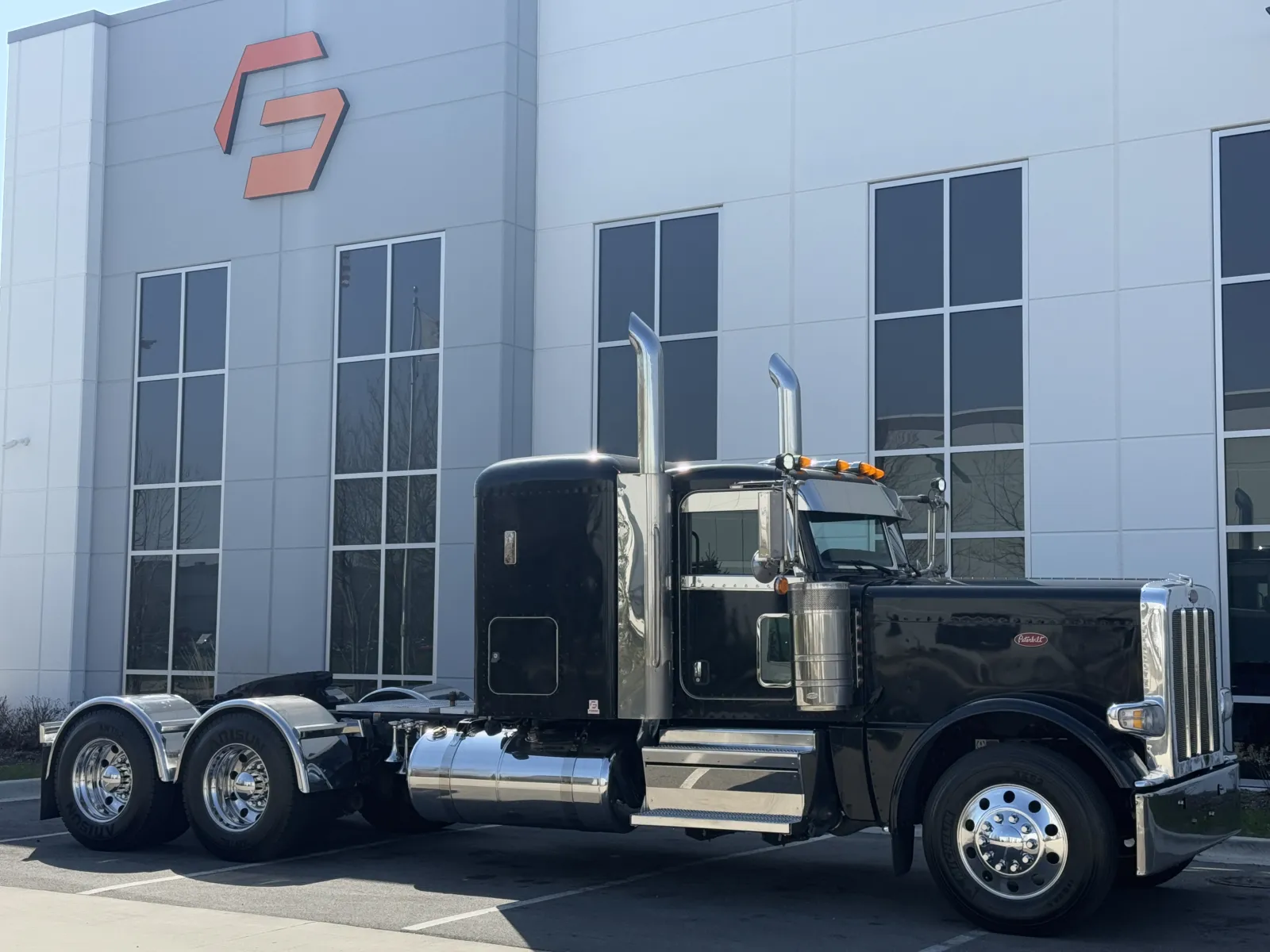 2022 Peterbilt 389 - image 2