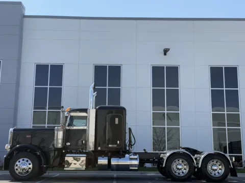 More photos of 2022 PETERBILT 389 at Forge Truck Centers - Illinois, IL
