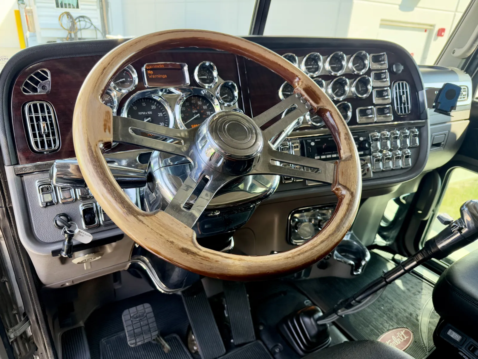 2022 Peterbilt 389 - image 15