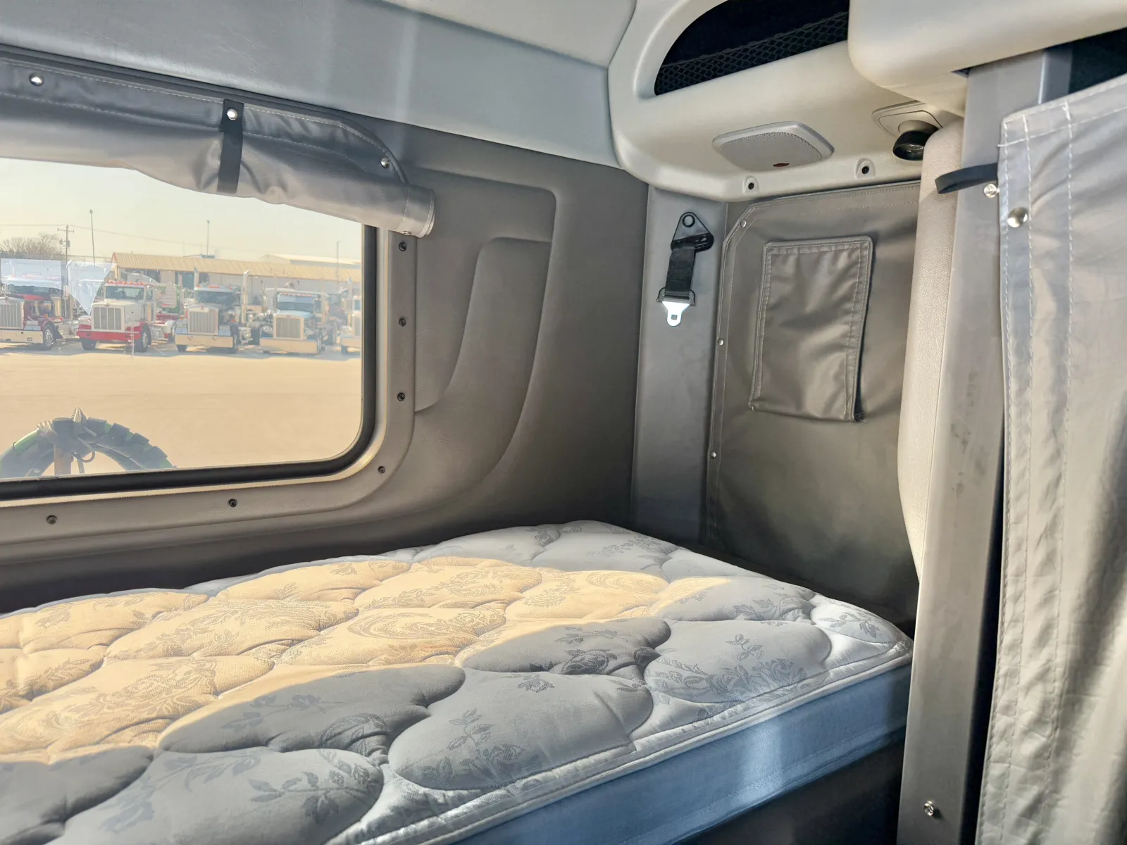 2022 Peterbilt 389 - image 24