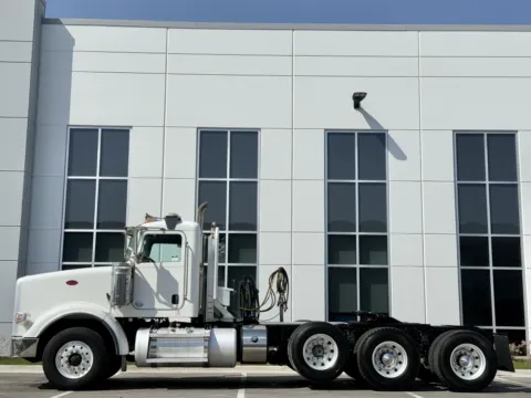 More photos of 2015 PETERBILT 367 at Forge Truck Centers - Illinois, IL