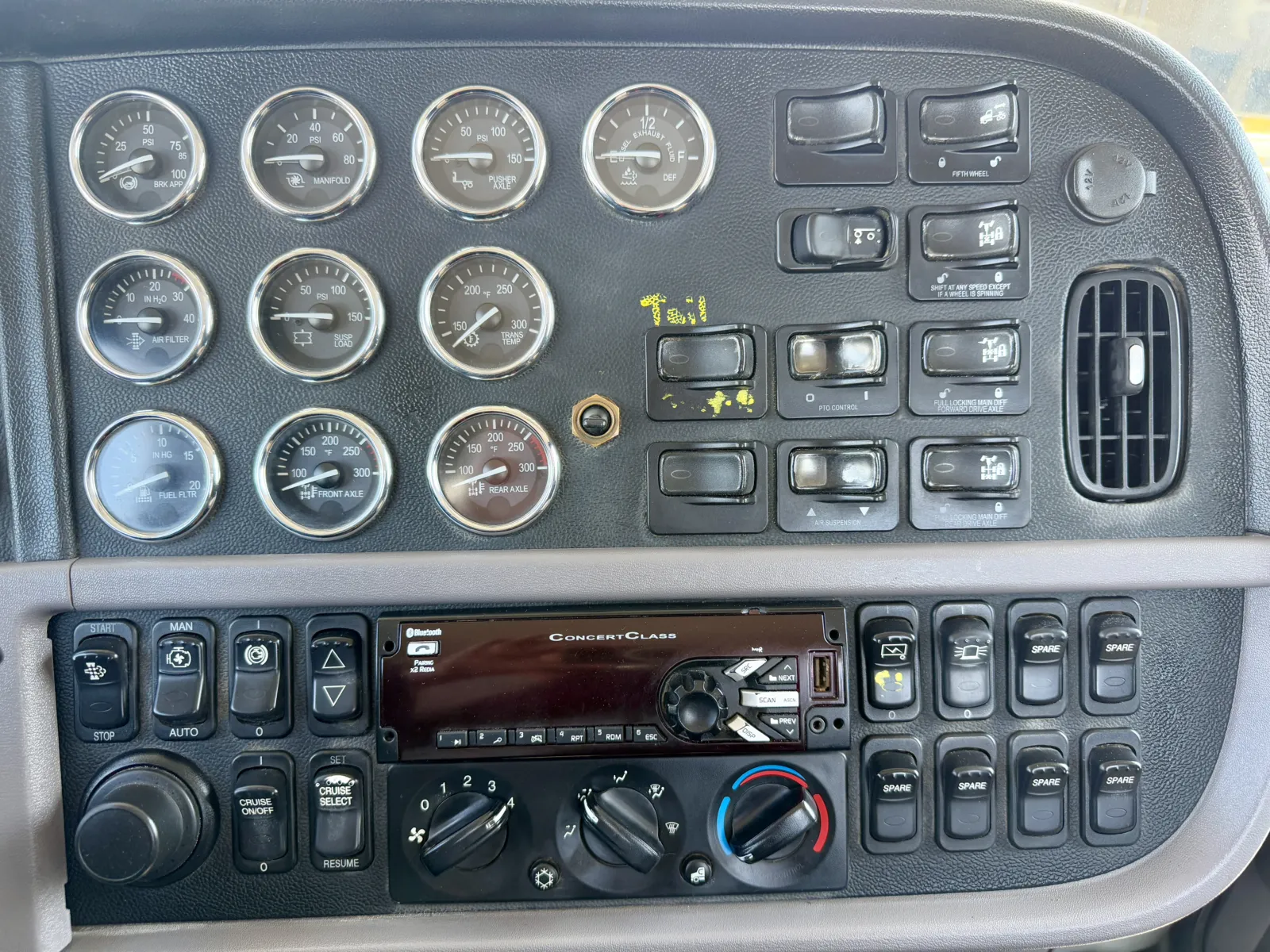 2015 Peterbilt - image 18