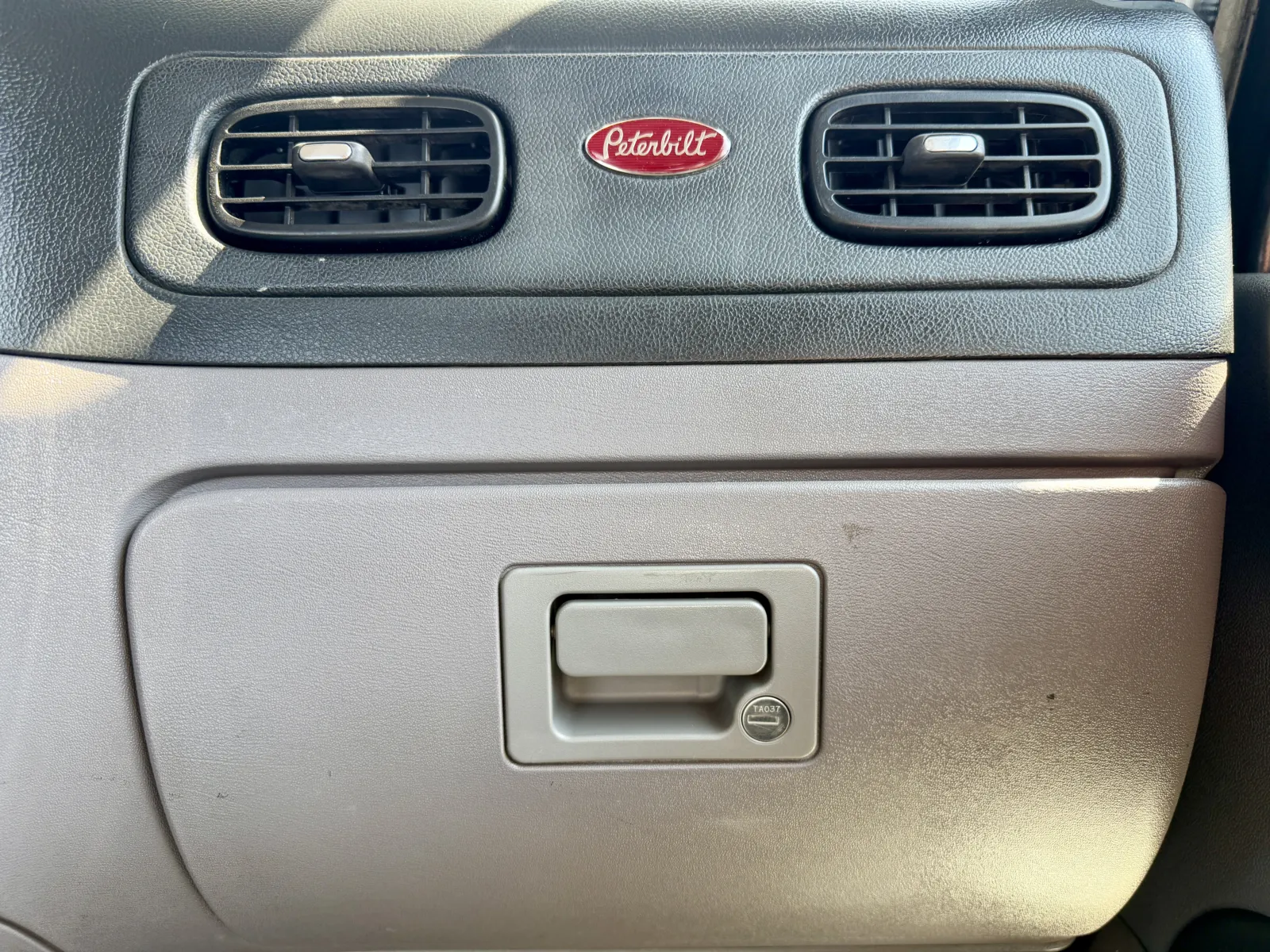 2015 Peterbilt - image 19