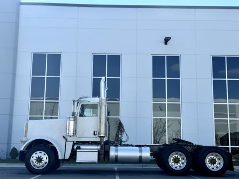 More photos of 2009 PETERBILT 388 at Forge Truck Centers - Illinois, IL
