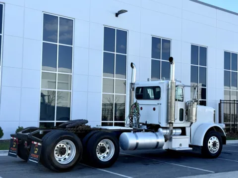 More photos of 2009 PETERBILT 388 at Forge Truck Centers - Illinois, IL