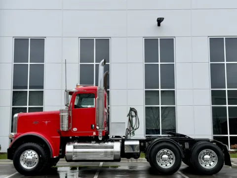 More photos of 2021 PETERBILT 389 at Forge Truck Centers - Illinois, IL