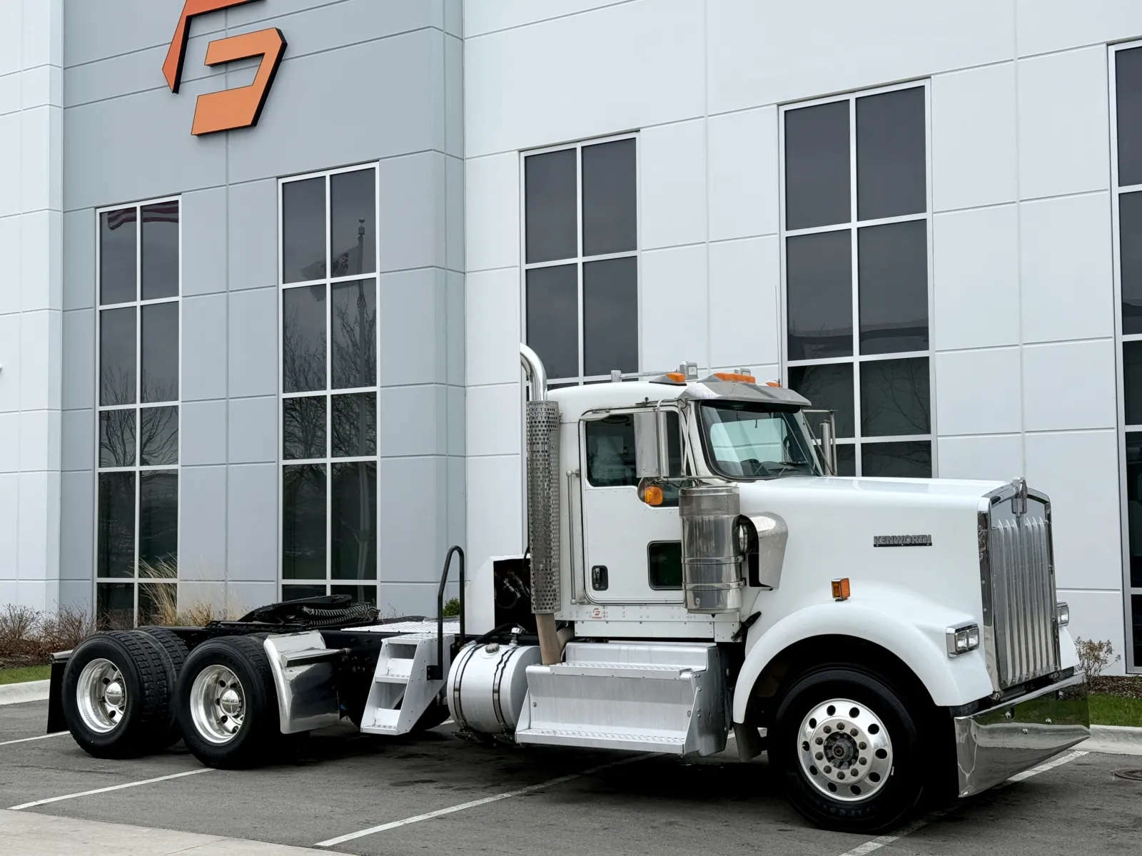 2015 Kenworth W900 - image 2