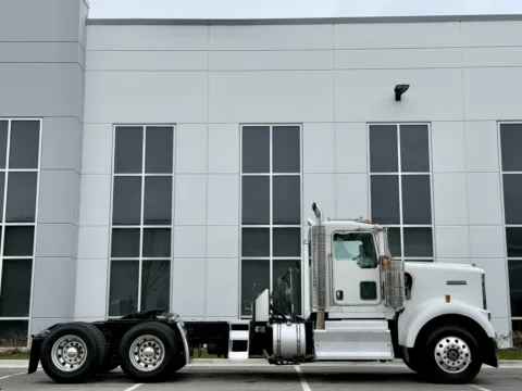 Another view of 2015 KENWORTH W900 for sale in New Lenox, IL at Forge Truck Centers - Illinois