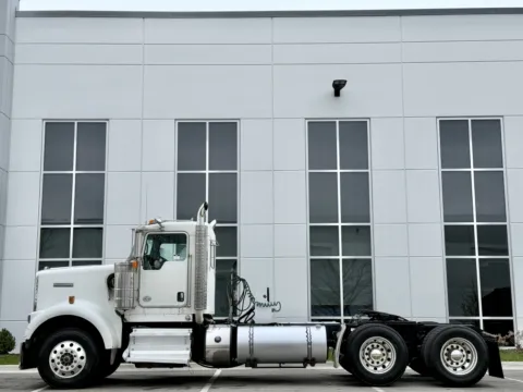 More photos of 2015 KENWORTH W900 at Forge Truck Centers - Illinois, IL