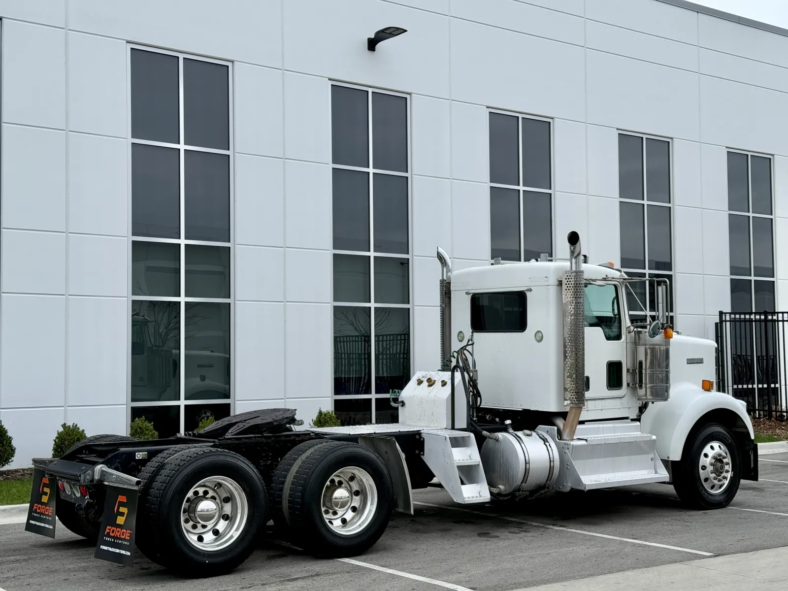 2015 Kenworth W900 - image 5
