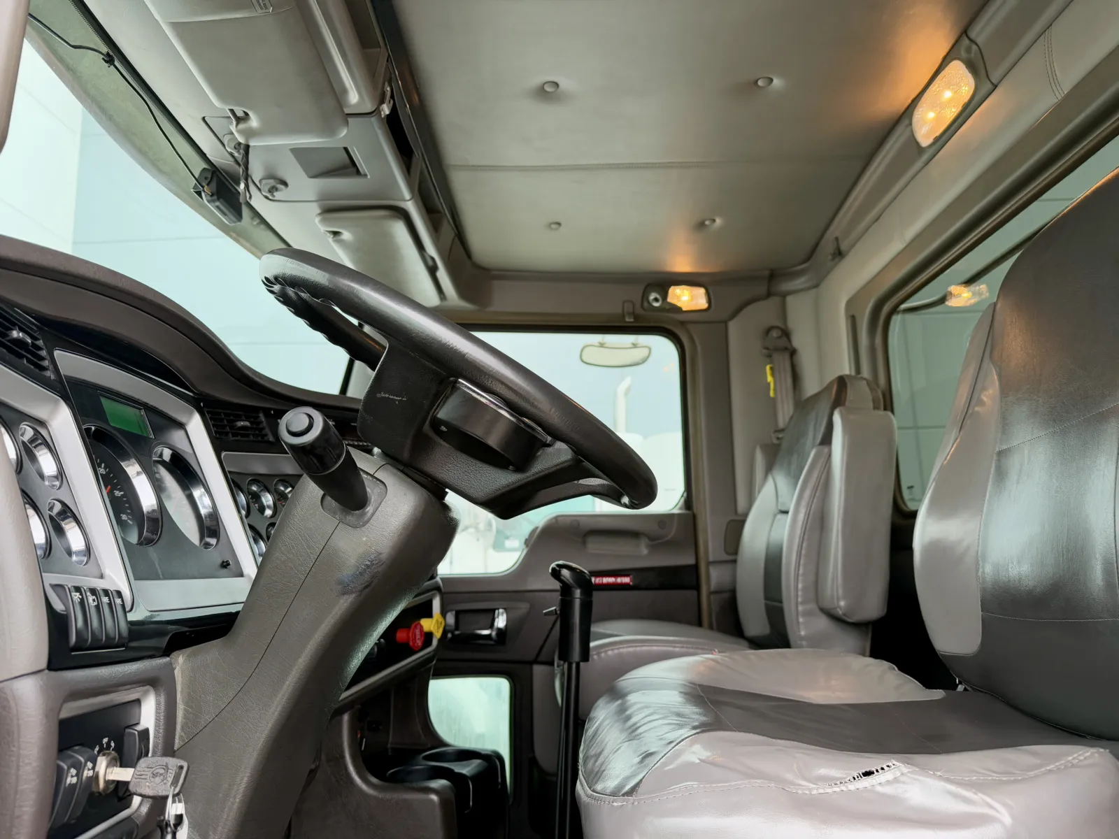 2015 Kenworth W900 - image 14